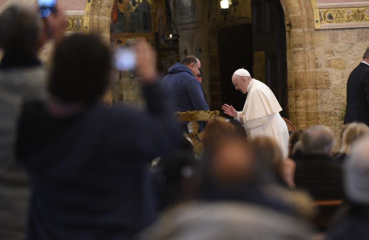 Un momento del recente incontro tra papa Francesco e alcuni poveri ad Assisi (foto Sir)