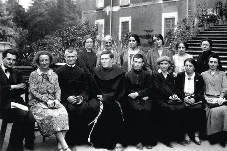Armida Barelli (seconda da sinistra) negli anni Venti. Al centro padre Gemelli