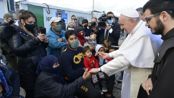Il Papa a Lesbo: «Fermiamo questo naufragio di civiltà»