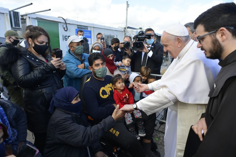 Papa Francesco  incontra i rifugiati presso il “Reception and Identification Centre” a Mytilene. (foto Vatican Media / Sir)