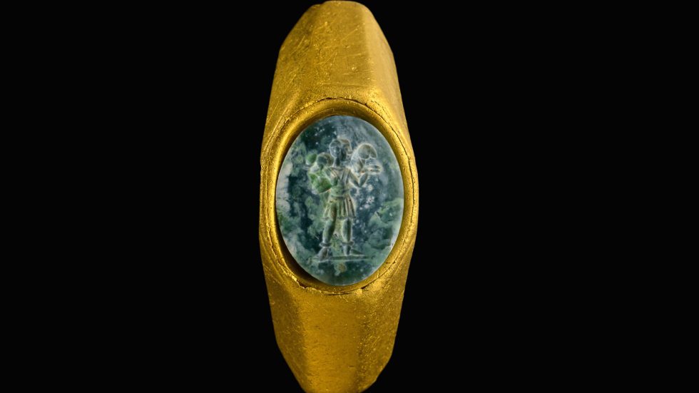 L'anello d'oro trovato nel mare di Cesarea, con l'immagine del "Buon pastore" (III secolo).