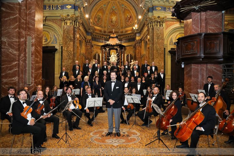 Il Coro e l'Orchestra con il maestro Cavallaro (foto Valerio Bedino)