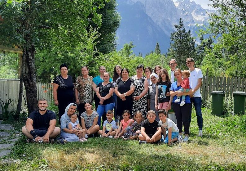 Un gruppo di albanesi di un villaggio montano nel nord del Paese. Il secondo da destra in ultima fila è il fidei donum ambrosiano don Alberto Galimberti