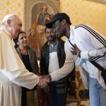 Papa Francesco incontra gruppo di profughi ospitati dalla Comunità di Sant’Egidio (foto Vatican Media / Sir)