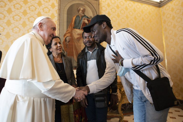 Papa Francesco incontra alcuni profughi ospitati dalla Comunità di Sant’Egidio (foto Vatican Media / Sir)