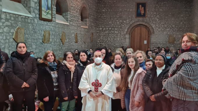 Benedizione delle donne che confezionano vestiti in Casa Rozalba