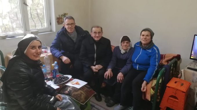 Visita al villaggio di Kodhel di una signora ammalata, con Suor Marinela delle Piccole operaie dei Sacri Cuori