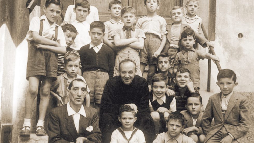Don Eugenio Bussa con alcuni dei “suoi” ragazzi a Serina nel dopoguerra