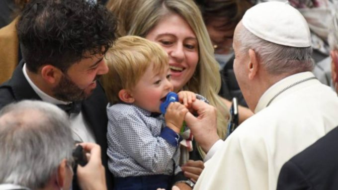 Papa Francesco: il matrimonio è condurre una barca instabile, sui cui però Gesù è presente