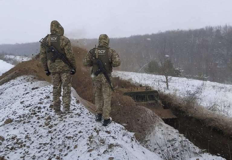 Militari in azione sul confine tra Ucraina e Russia