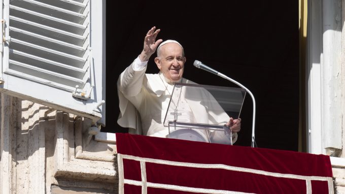 Il Papa ai comunicatori: «Ascoltate con l'orecchio del cuore»