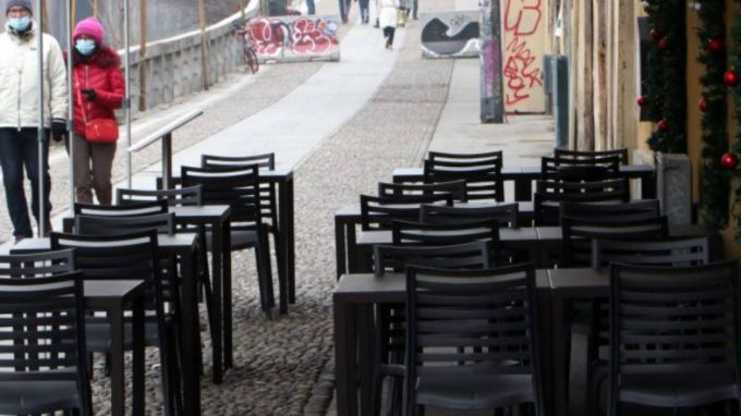 Ricciardi: «Covid, incrementare il Green pass sui luoghi di lavoro»