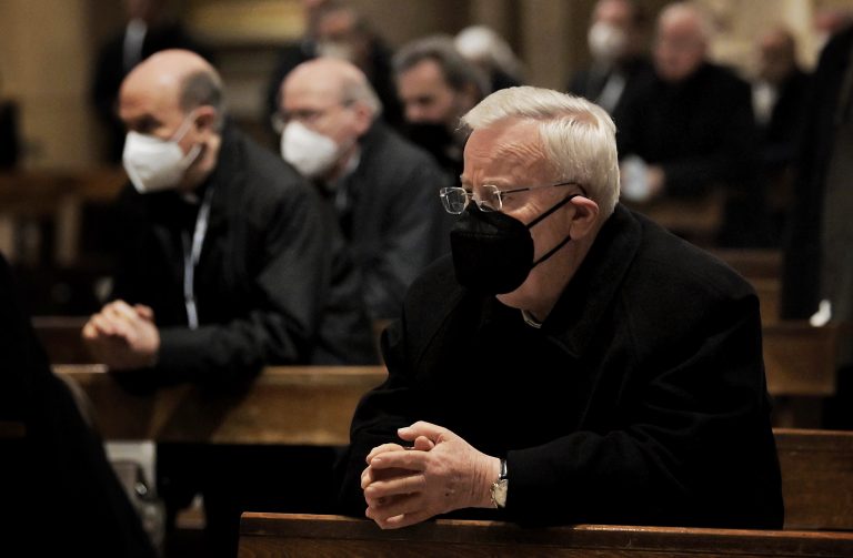 Il cardinale Bassetti in preghiera a Firenze (foto Sir)