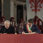 Il cardinale Bassetti e il sindaco Nardella firmano il documento (foto Siciliani / Gennari / Sir)