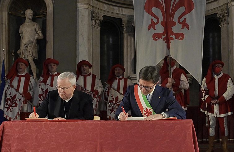 Il cardinale Bassetti e il sindaco Nardella firmano il documento (foto Siciliani / Gennari / Sir)
