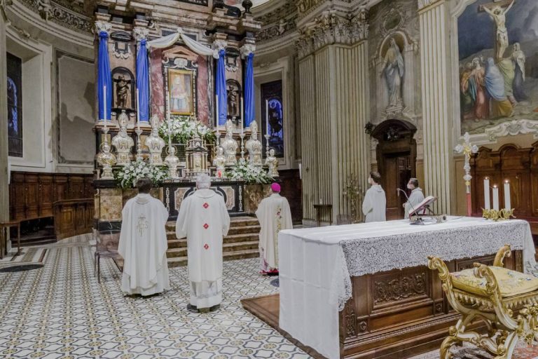 L'Arcivescovo celebra nel Santuario  di Treviglio (foto Enrico Appiani)