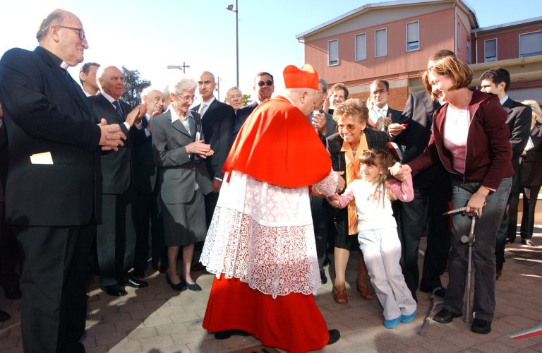 Il cardinale Dionigi Tettamanzi e la direttrice generale della Nostra Famiglia Gabriella Zanella all'inaugurazione del settimo padiglione (26 settembre 2004)