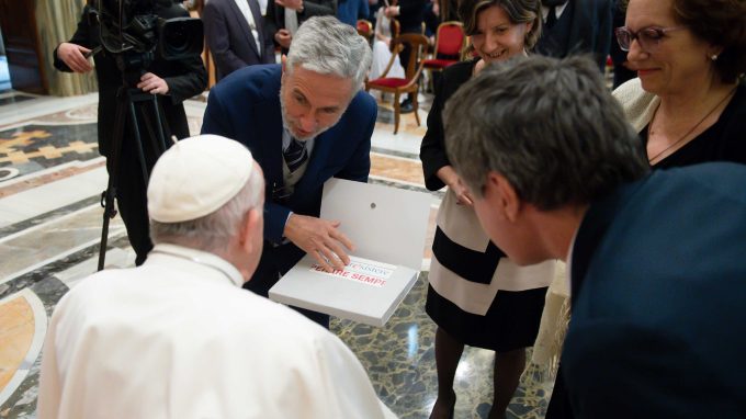 La Meridiana abbraccia papa Francesco