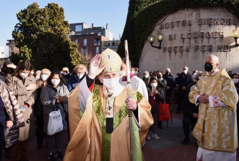 L'Arcivescovo saluta i fedeli davanti alla Basilica di Santa Maria di Lourdes