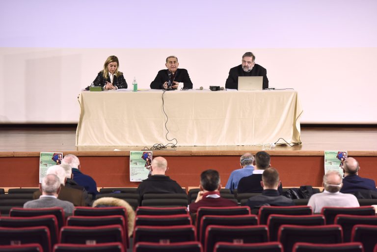 Da sinistra la moderatrice Virna Sabeni, monsignor Mario Delpini e don Roberto Bizzarri, presidente dell'Enbiff