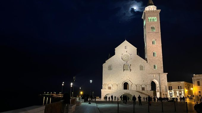 veduta-serale-della-cattedrale-di-trani