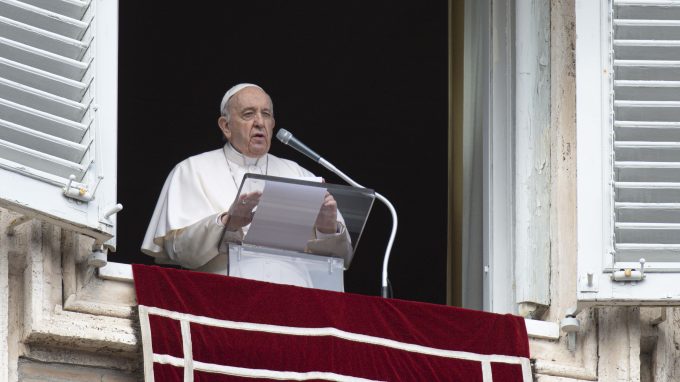 Papa Francesco: «Tacciano le armi, si aprano corridoi umanitari»