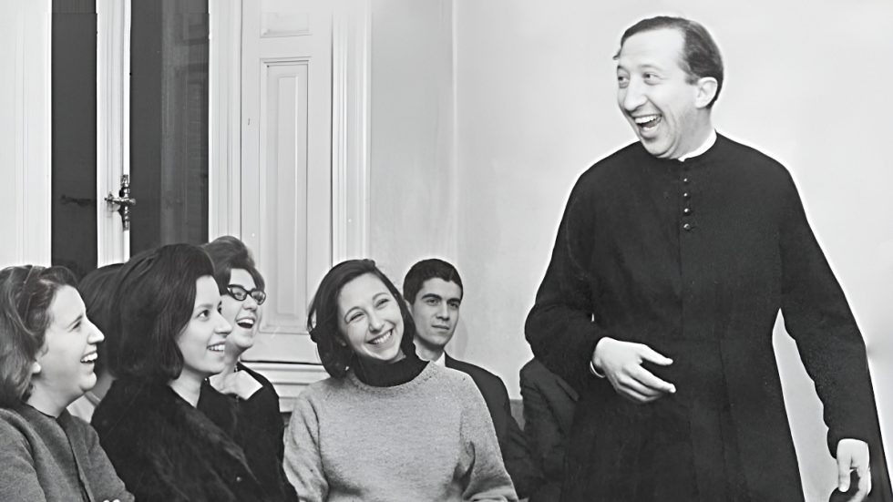 Don Giussani con alcuni giovani Don Giussani con alcuni giovani