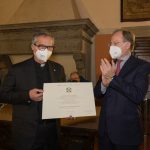 La consegna a monsignor Viganò dell'onorificenza di commendatore dell'Ordine della Stella d'Italia
