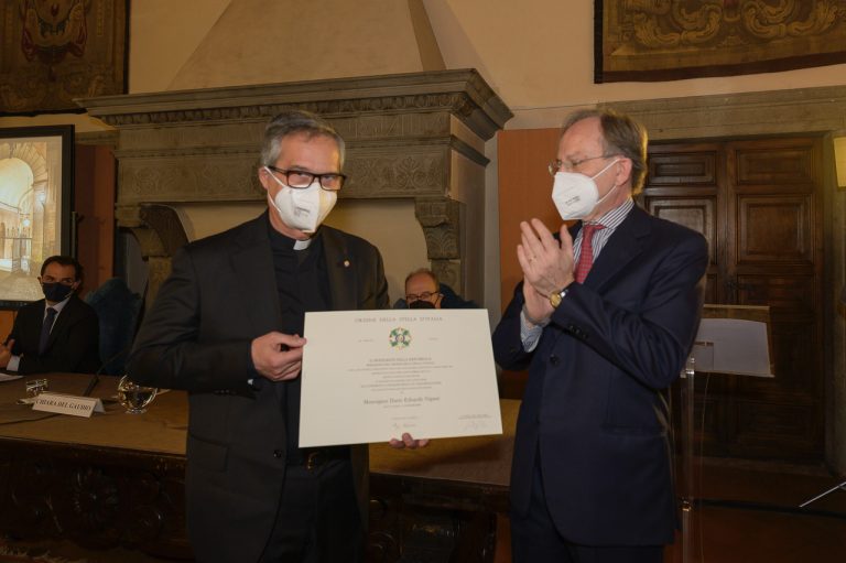 La consegna a monsignor Viganò dell'onorificenza di commendatore dell'Ordine della Stella d'Italia