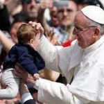 papa Francesco e bambino
