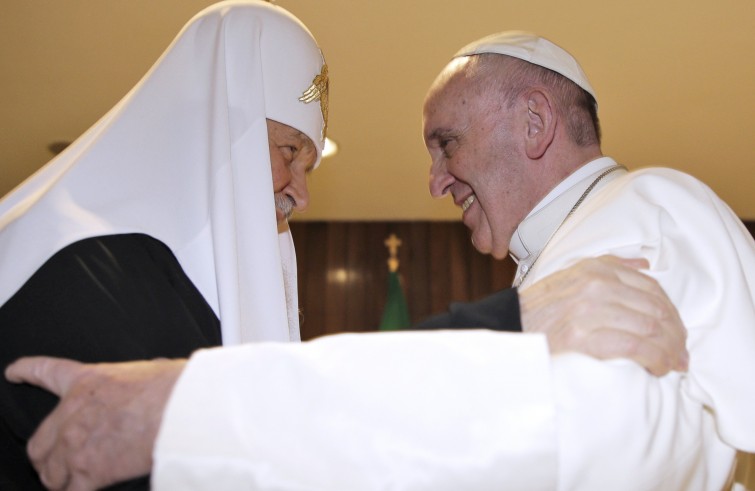 Un passato incontro tra il patriarca Kirill e papa Francesco (foto Sir)