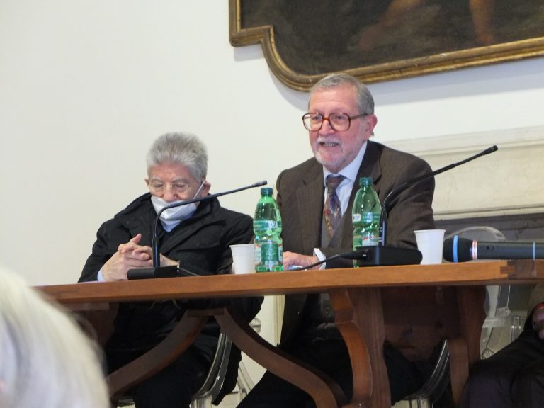 L'assistente diocesano don Franco Cecchin e Antonio Guaita durante l'incontro ad Abbiategrasso