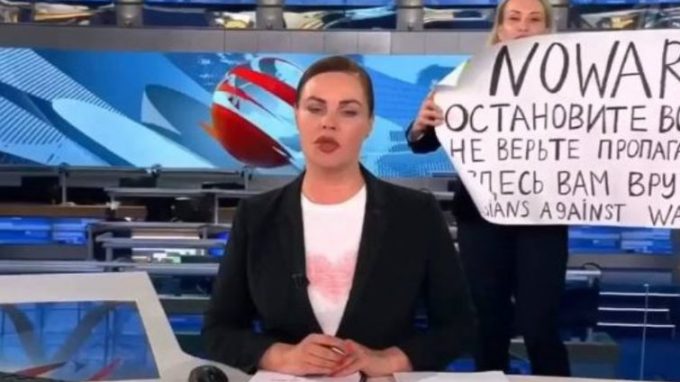 La giornalista che ha protestato in tv: «Temo per me e per i miei figli»