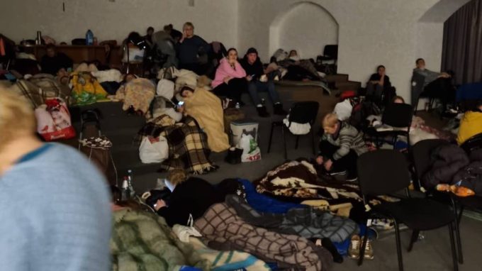 Ucraina sotto attacco: la vita nei rifugi e in fuga verso l’ovest