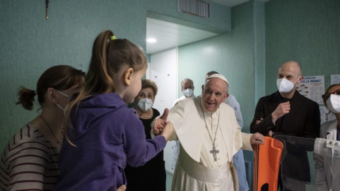 Il Papa visita i bambini ricoverati arrivati dall’Ucraina
