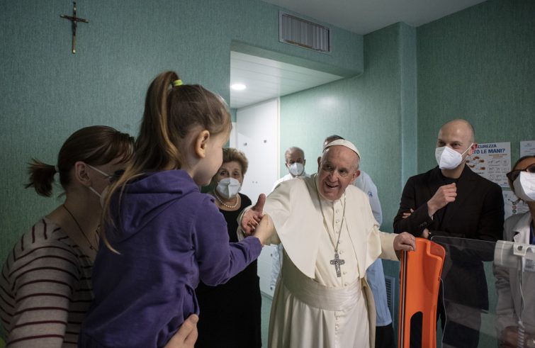 Papa Francesco durante la visita (foto Vatican Media / Sir)