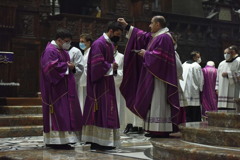 L'Arcivescovo impone le ceneri a Don Luca Molteni