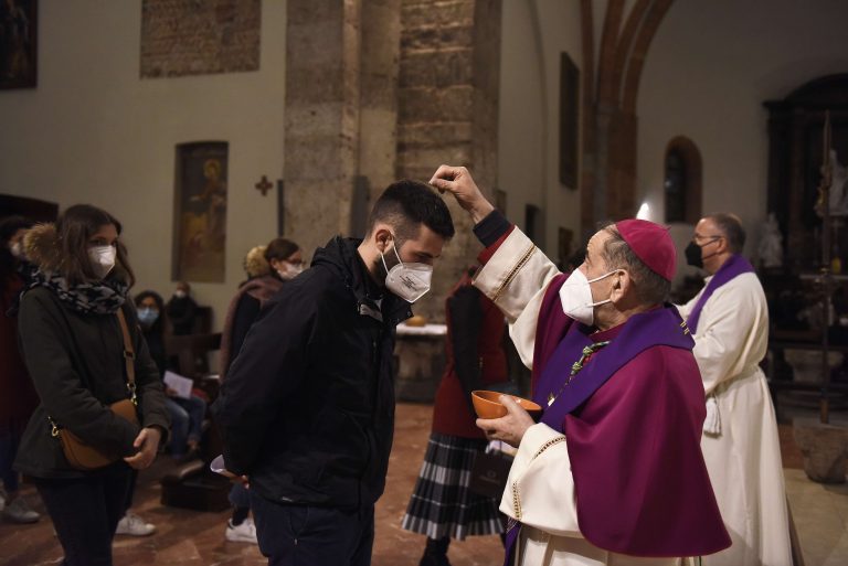 L'Arcivescovo impone le ceneri agli studenti universitari