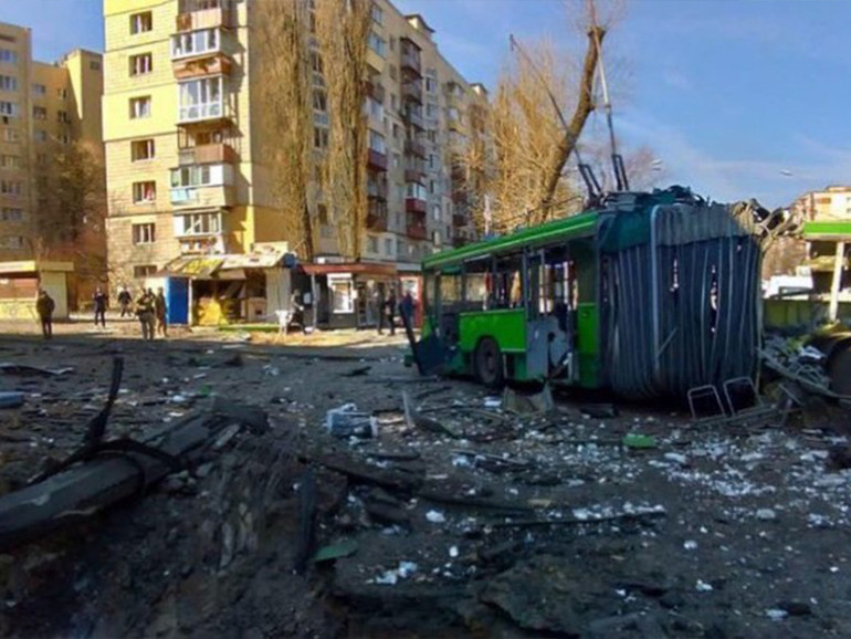 Gli effetti dei bombardamenti su Kiev (foto Ansa / Sir)