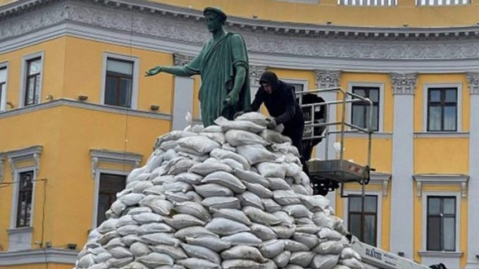 Il Vescovo di Odessa: «Bombe russe su case, scuole e ospedali»