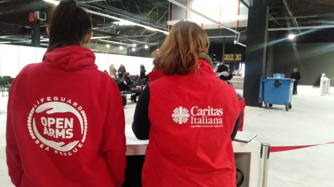 Aiuti e accoglienza, il doppio versante della solidarietà