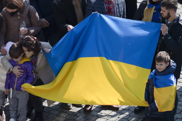 Una bandiera ucraina in piazza San Pietro (foto Vatican Media / Sir)