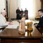Papa Francesco e il presidente Zelensky durante un'udienza del 2020 (foto Vatican Media / Sir)