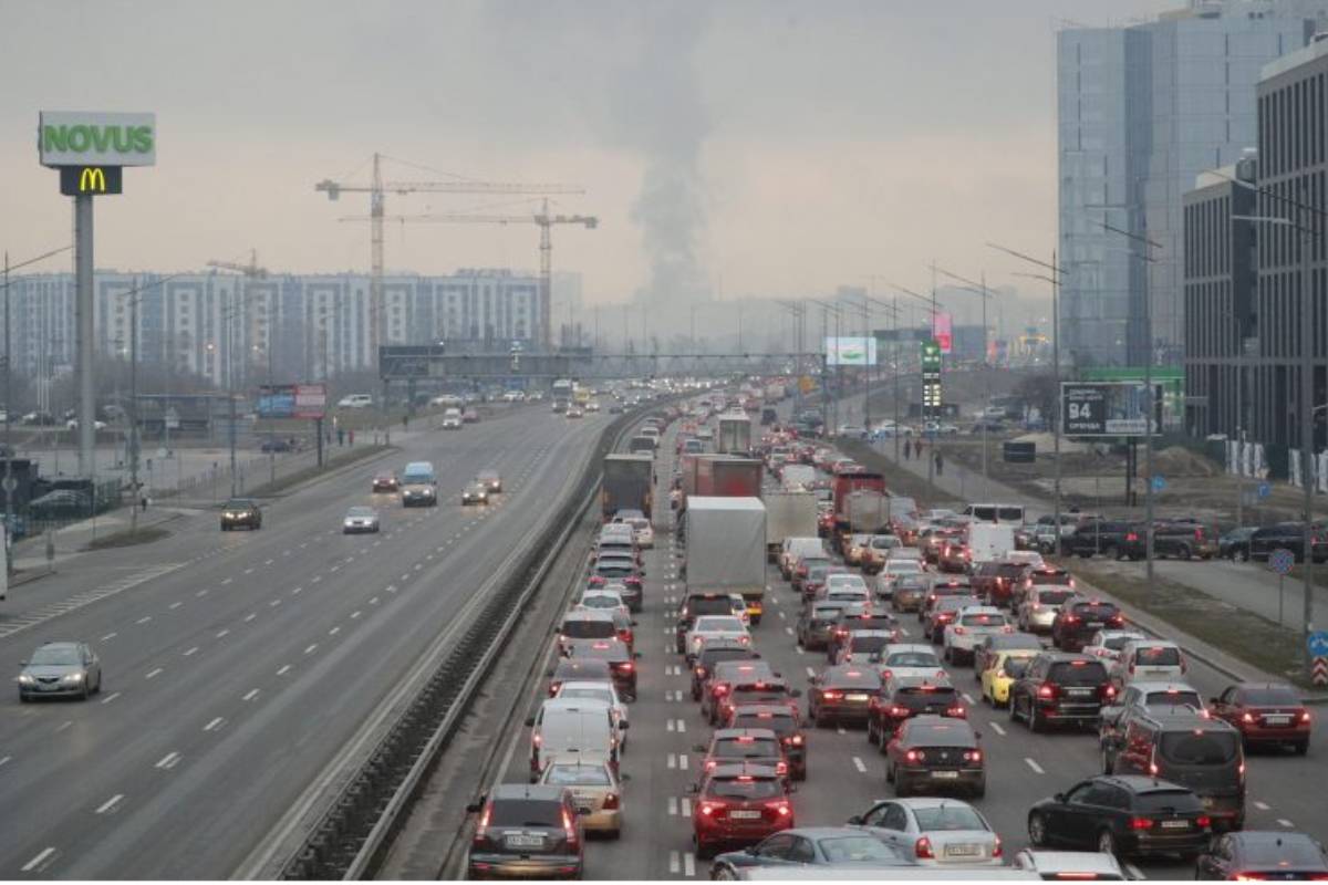La lunga coda di macchine in fuga da Kiev (foto Sir)