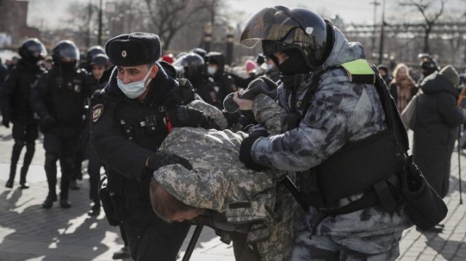 Da Mosca: «Inaccettabile la limitazione della libertà di parola»