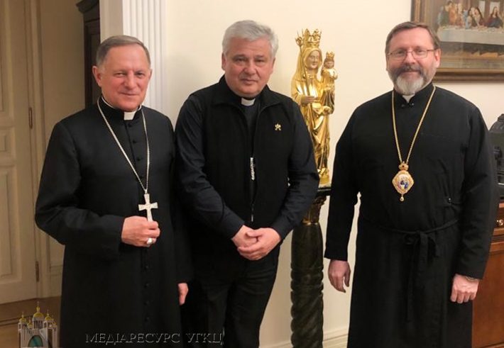 Il Cardinale (a sinistra) e i due Vescovi (foto Chiesa greco-cattolica ucraina)