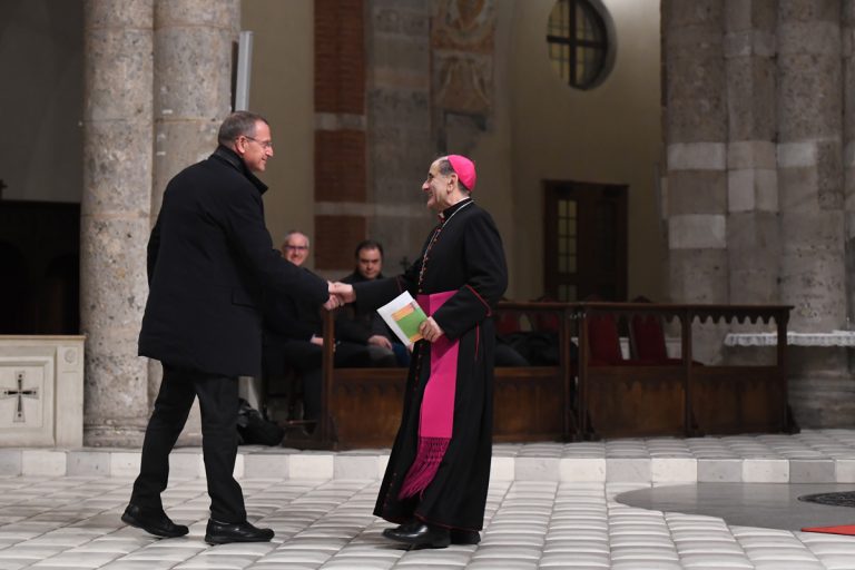 Un'immagine dell'incontro del 2020 in Sant’Ambrogio tra l'Arcivescovo e i laici che amministrano gli affari economici di parrocchie e Comunità pastorali