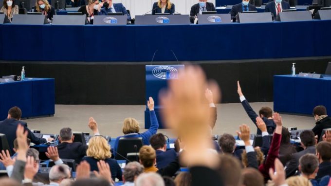 Parlamento Ue: embargo totale su gas e petrolio russi