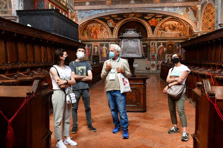 Volontari del Touring guidano una visita a San Maurizio Maggiore a Milano (foto Carlo Mondin)