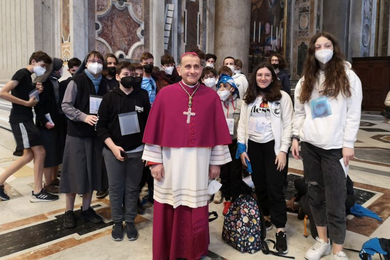 L'Arcivescovo con alcuni adolescenti